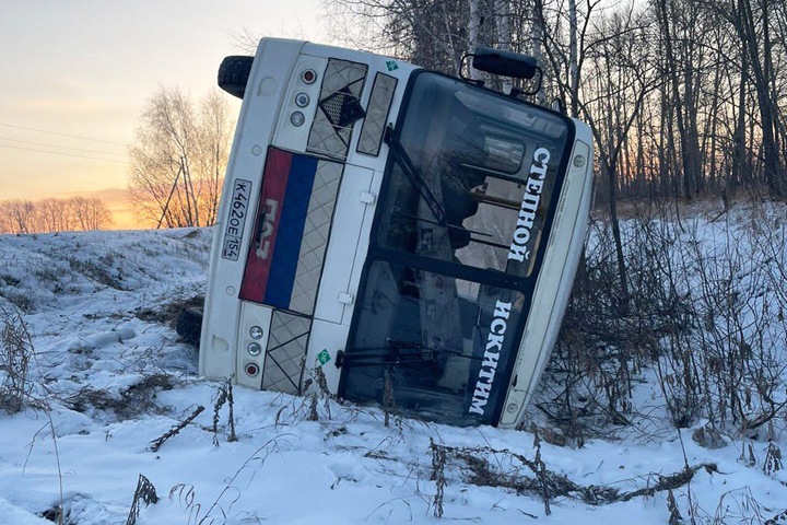 Автобус с пассажирами перевернулся под Искитимом