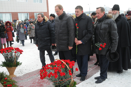 Бюст маршала Покрышкина установили у техникума его имени в Новосибирске Бюст маршала Покрышкина установили у техникума его имени в Новосибирске
