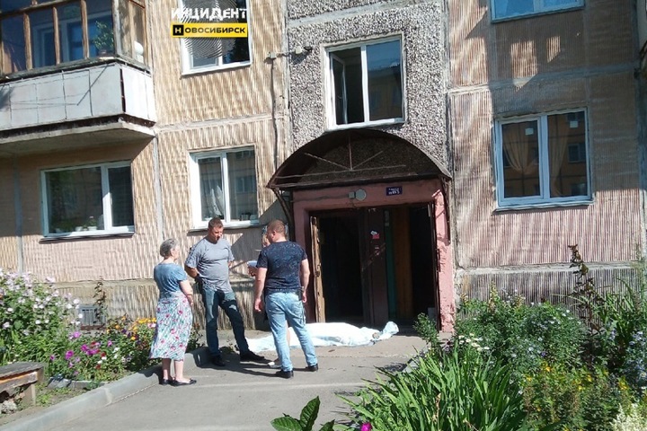 «Крови целая лужа»: человек выпал из окна пятиэтажки в Новосибирске