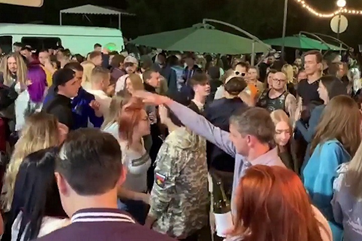 Новосибирская полиция объявила «частично фейковой» съемку массовых гуляний в центре города Новосибирская полиция объявила «частично фейковой» съемку массовых гуляний в центре города