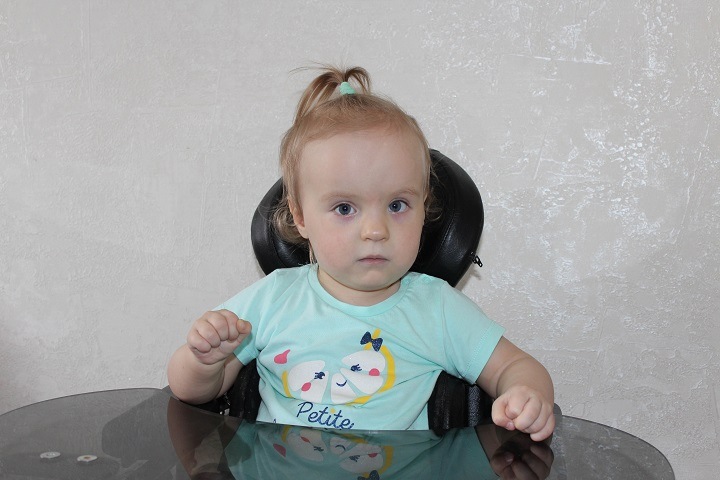 Полуторагодовалой девочке из Новосибирска с поражением нервной системы нужно дорогое лечение