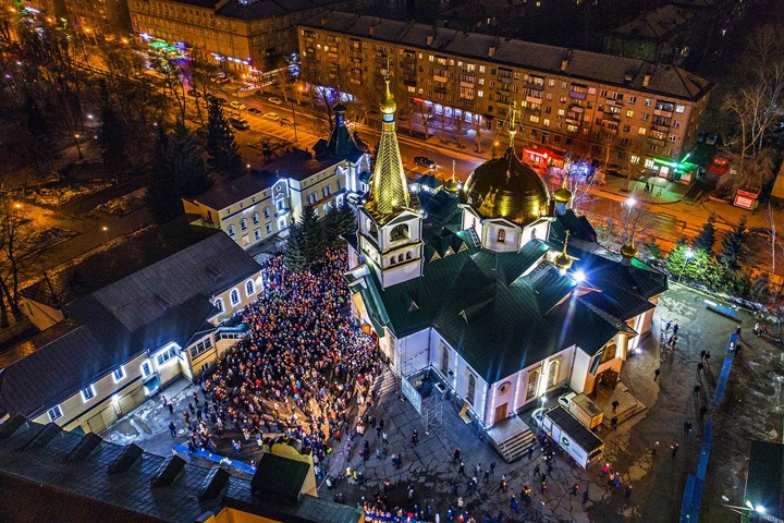 Новосибирский губернатор разрешил жителям прийти в храмы на праздники