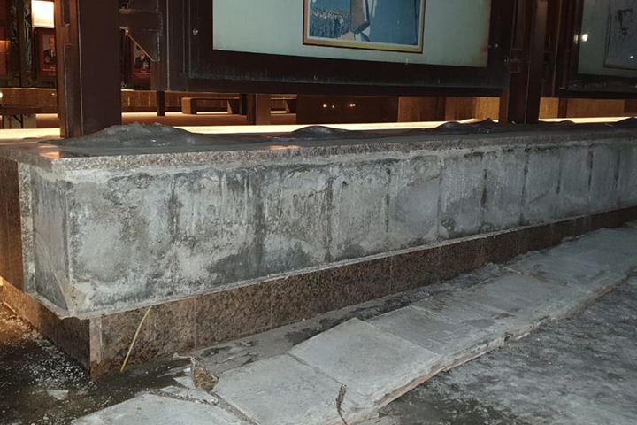 Плиты обвалились на монументе Победы в Омске из-за подрядчика мэрии