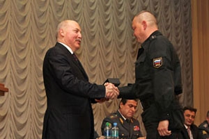 Глава Приангарья наградил полицейских за обезвреживание экс-прокурора, который умер после их спецоперации Глава Приангарья наградил полицейских за обезвреживание экс-прокурора, который умер после их спецоперации