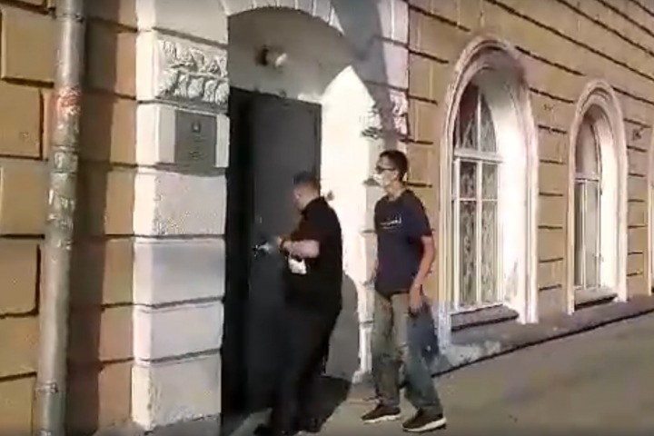 Неизвестный из посольства Беларуси прервал новосибирский пикет против Лукашенко Неизвестный из посольства Беларуси прервал новосибирский пикет против Лукашенко