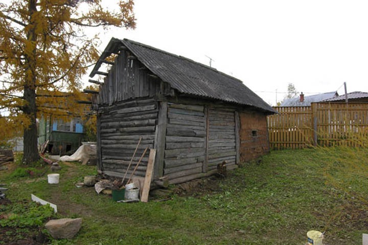 Жительница омской деревни избила ребенка и привязала его к столбу в сарае Жительница омской деревни избила ребенка и привязала его к столбу в сарае