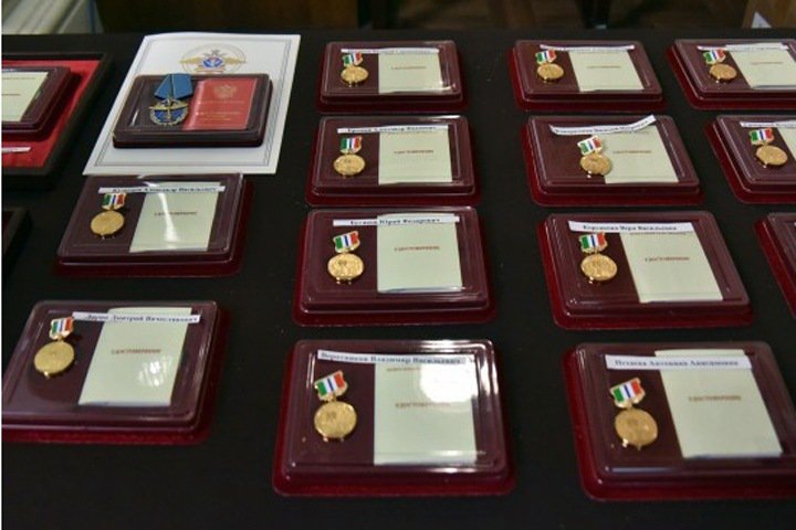 Власти Новосибирской области объяснили неправильный флаг на юбилейных медалях