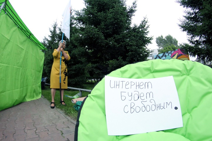 Кто стоит за компанией, изучающей «экстремистские» мемы на Алтае