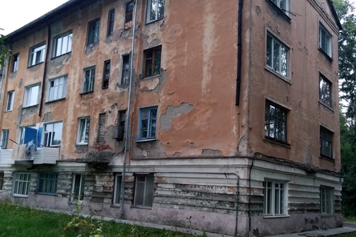 Прокуратура проверит разваливающийся дом в Оби. Власти не хотят расселять такой же по соседству Прокуратура проверит разваливающийся дом в Оби. Власти не хотят расселять такой же по соседству