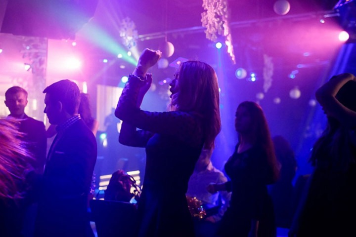 Полиция отказалась комментировать вечеринки на алтайских турбазах во время пандемии коронавируса Полиция отказалась комментировать вечеринки на алтайских турбазах во время пандемии коронавируса