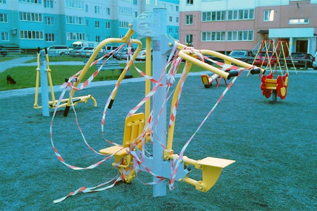 Спортивный тренажер отрубил ребенку палец в одном из дворов Барнаула 