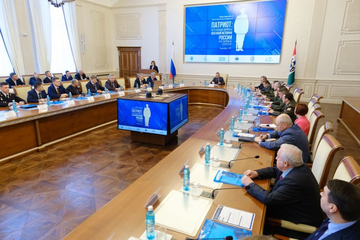 Новосибирские власти собрали студентов НГУ на конференцию об «искажении истории» Новосибирские власти собрали студентов НГУ на конференцию об «искажении истории»