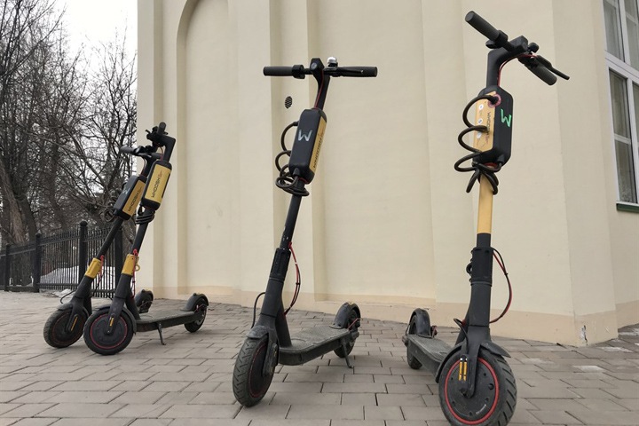 СК начал проверять «бесконтрольное массовое» движение электросамокатов в Новосибирске