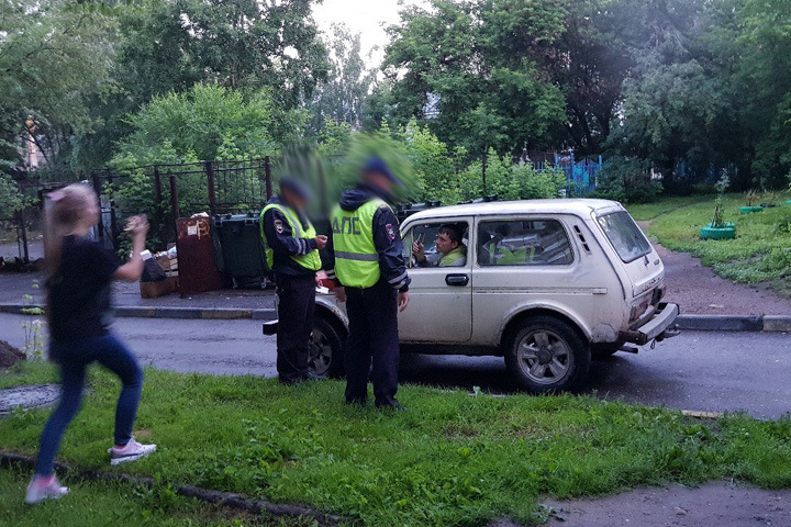 Полиция заблокировала штаб Навального в Новосибирске Полиция заблокировала штаб Навального в Новосибирске