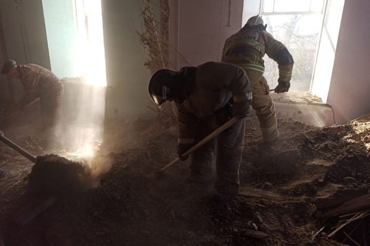 Потолок библиотеки рухнул на людей во время ремонта в Красноярском крае Потолок библиотеки рухнул на людей во время ремонта в Красноярском крае