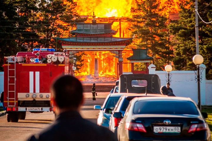 Главный храм Агинского дацана сгорел в Забайкалье (фото)