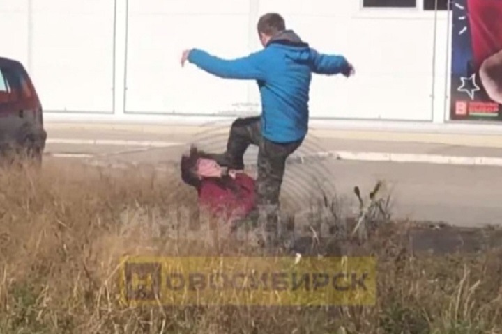 Новосибирец избил женщину на глазах у прохожих Новосибирец избил женщину на глазах у прохожих