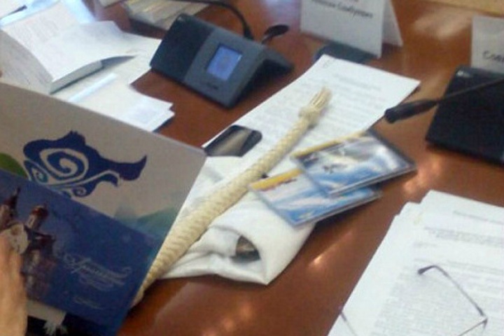 Главе Бурятии подарили плетку для подчиненных