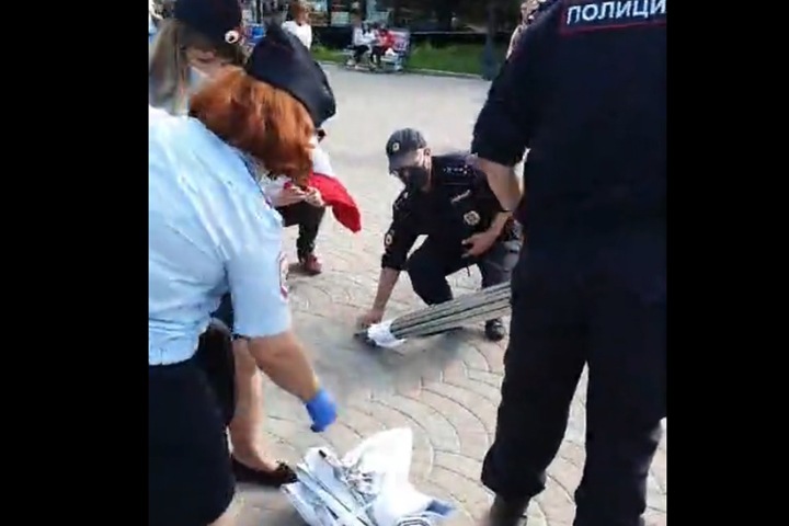 «Сотрудники организовали целый пикет»: полицейские забрали агитацию зарегистрированного кандидата в Новосибирске