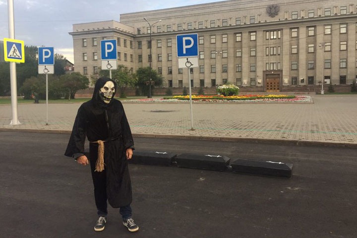 Человек в костюме смерти возложил гробы к правительству Иркутской области