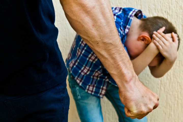 Омский школьник попал в больницу после издевательств отчима
