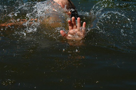 Полицейские спасли жизнь тонувшему мальчику в Красноярском крае Полицейские спасли жизнь тонувшему мальчику в Красноярском крае