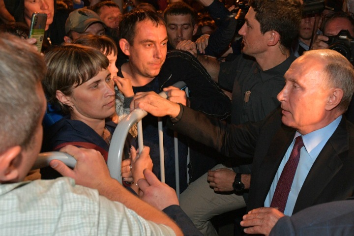 Путин поговорил с жителями затопленного Тулуна через забор Путин поговорил с жителями затопленного Тулуна через забор