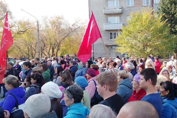 Сотни жителей Новоалтайска митинговали против закрытия единственного в городе роддома