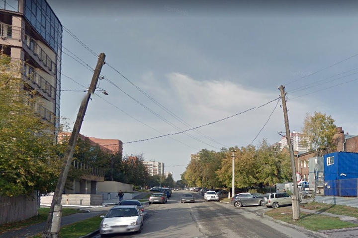 СК начал проверку после падения женщины и ребенка в яму с кипятком в центре Новосибирска