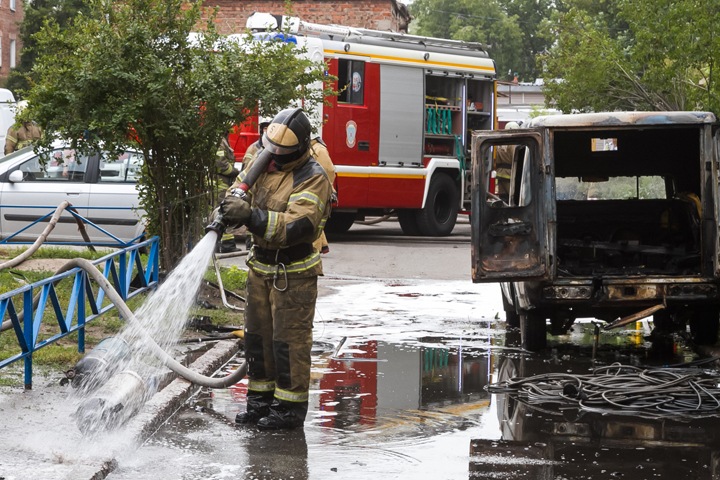 Неизвестные сожгли внедорожник брата экс-депутата омского парламента Неизвестные сожгли внедорожник брата экс-депутата омского парламента