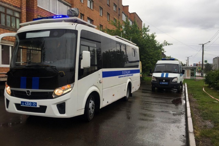 Неизвестные расстреляли и ограбили инкассаторов Сбербанка в Красноярске Неизвестные расстреляли и ограбили инкассаторов Сбербанка в Красноярске