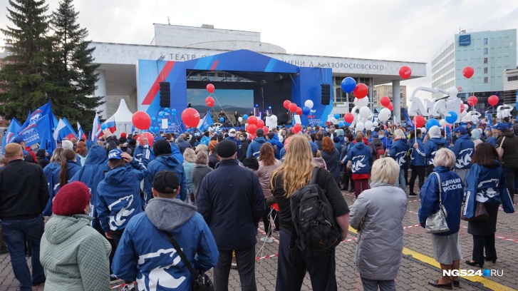 Этот концерт нигде не анонсировали. Но зрителей всё равно собралось много. По случайному совпадению — почти все с символикой ЕР Этот концерт нигде не анонсировали. Но зрителей всё равно собралось много. По случайному совпадению — почти все с символикой ЕР