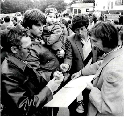 20 июня 1987 года, 8 часов утра, привокзальная площадь Иркутска: Анатолий Сосунов берёт первые подписи в защиту Байкала – потом их будет 107 тысяч. Фотоснимок Николая Бриля