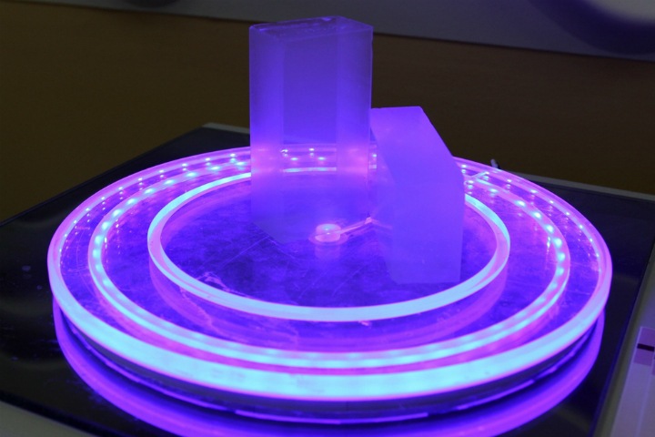 Новосибирские физики испытали аэрогель для будущего коллайдера. Он похож на реквизит из фантастических фильмов