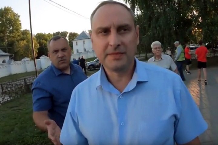 Новосибирского блогера оттеснили от мэра после вопроса о дебатах