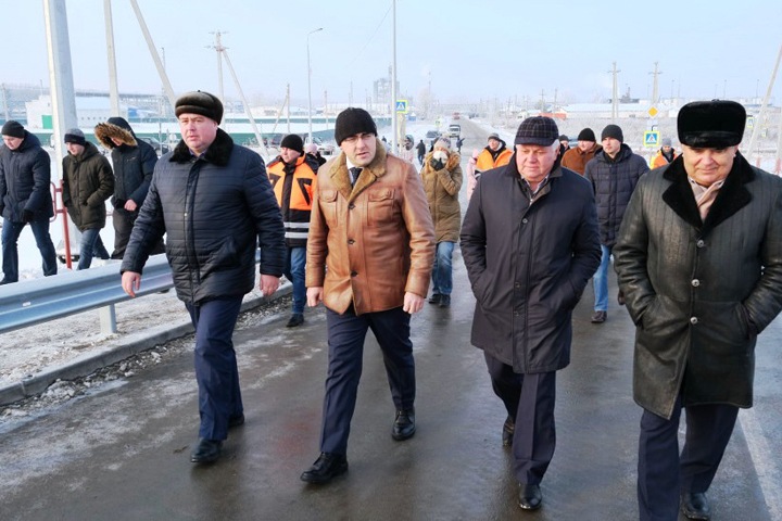 Движение открыто по путепроводу через железную дорогу под Новосибирском Движение открыто по путепроводу через железную дорогу под Новосибирском