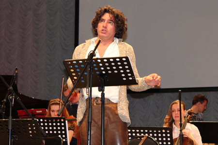 Солист Венской оперы исполнил на сцене Новосибирской филармонии сочинение про вампира Солист Венской оперы исполнил на сцене Новосибирской филармонии сочинение про вампира