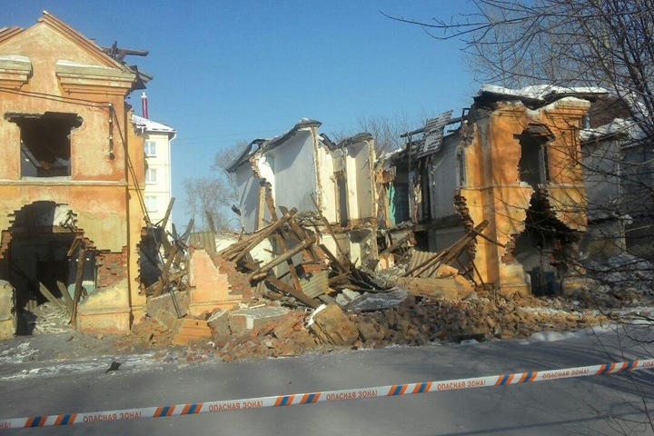 Двухэтажка обрушилась в Омске, под завалами ищут людей 