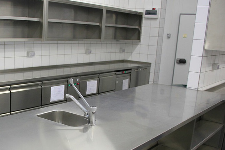 Достоинства мебели из нержавеющей стали