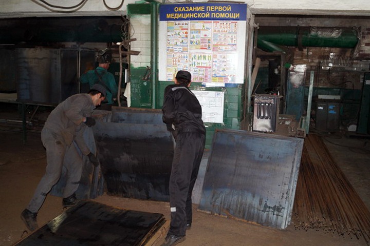 Затраты томского регоператора мусора сократили за счет труда заключенных Затраты томского регоператора мусора сократили за счет труда заключенных