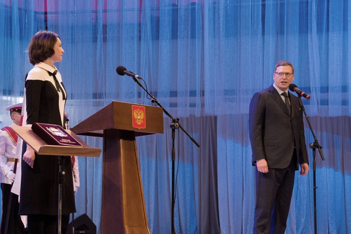 Оксана Фадина получила пост мэра Омска вместе с партийным билетом «Единой России» Оксана Фадина получила пост мэра Омска вместе с партийным билетом «Единой России»