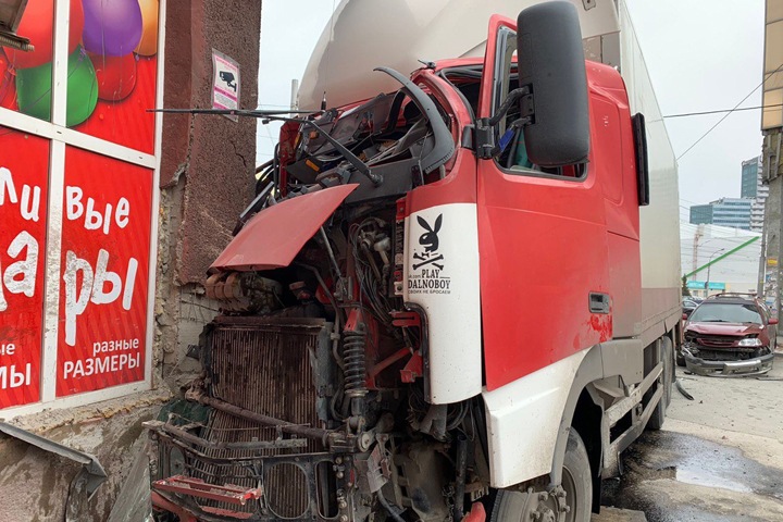 Грузовик врезался в жилой дом в Новосибирске Грузовик врезался в жилой дом в Новосибирске