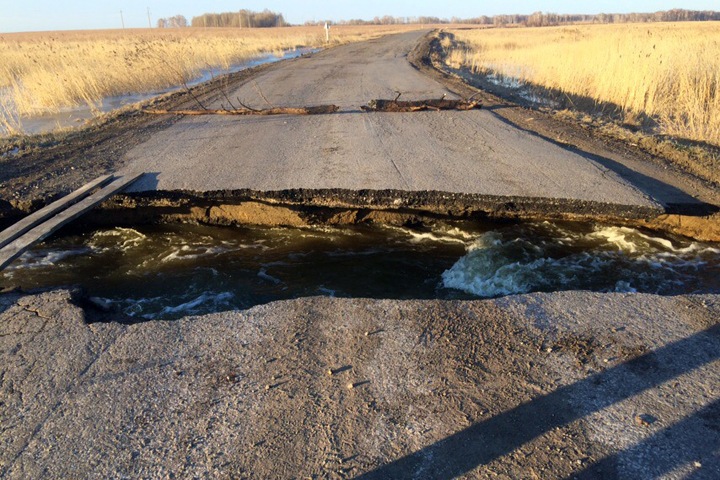 Дорогу до нескольких сел размыло в Омской области Дорогу до нескольких сел размыло в Омской области