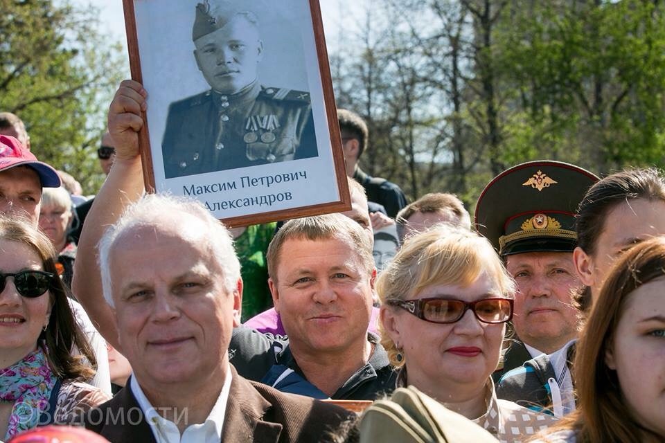 «Я человек не сентиментальный, но слезы были на глазах»: «Бессмертный полк» в соцсетях «Я человек не сентиментальный, но слезы были на глазах»: «Бессмертный полк» в соцсетях