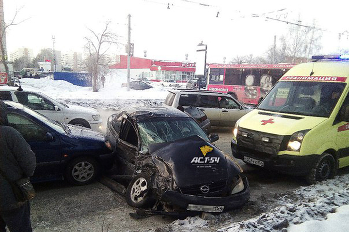 Пассажирский автобус столкнулся с иномарками в Новосибирске