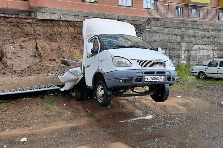 Подпорная стена дома в Красноярске рухнула после дождя