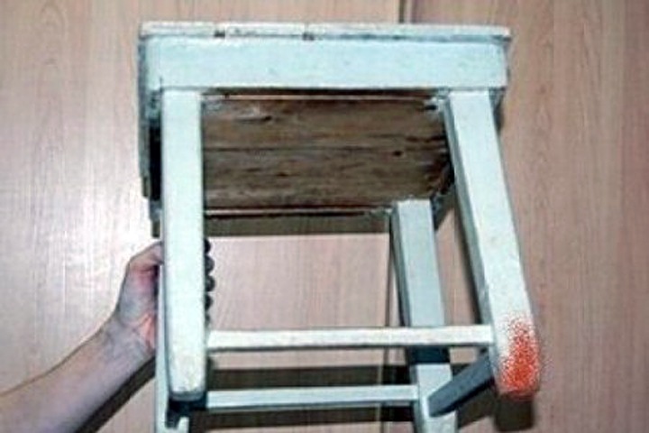 Алтайский СК отказался считать убийством гибель женщины, которую муж сто раз ударил битой и табуретом