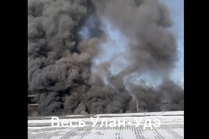 Склад теплоарматуры загорелся в Улан-Удэ