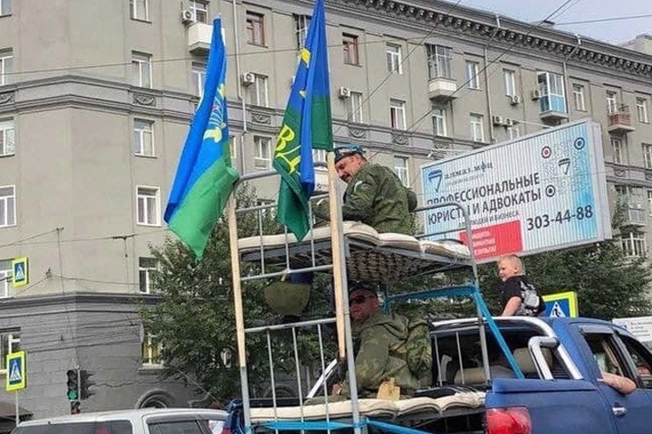 Празднующих день ВДВ оштрафовали за проезд по Новосибирску в кровати