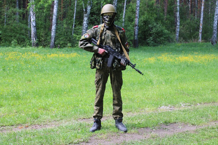 Что известно о напавших на детский лагерь под Новосибирском юнармейцах: вооруженные автоматами и гранатами школьники в игре «Победа»